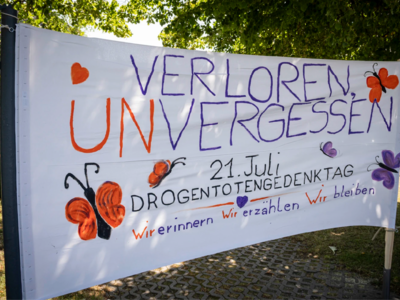 Banner zum Drogentoten-Gedenktag im JumpIn
