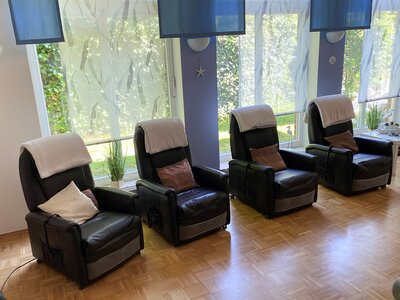 Verstellbare Entspannungssessel laden zu einer kleinen Pause ein